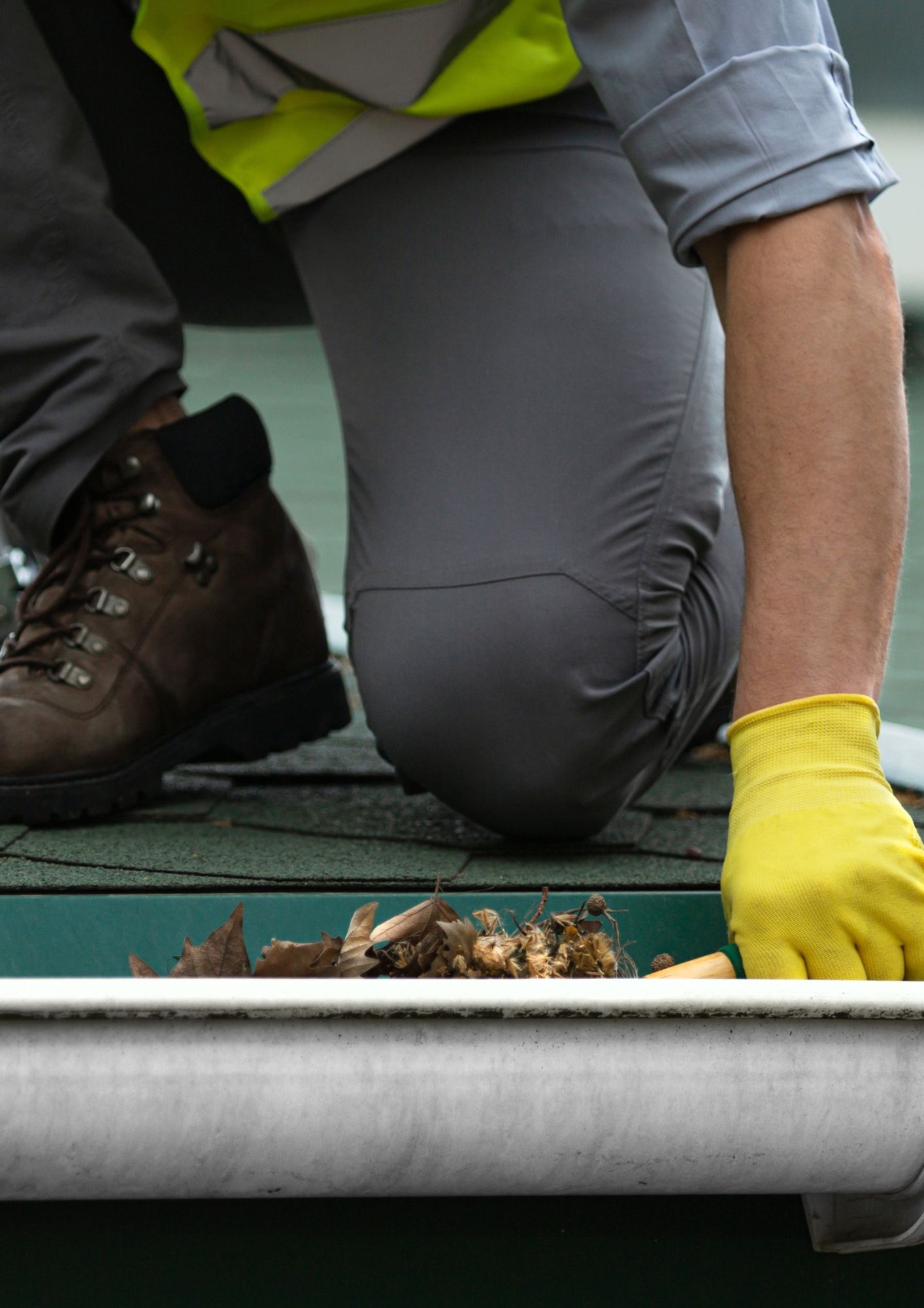 Clogged gutter before cleaning