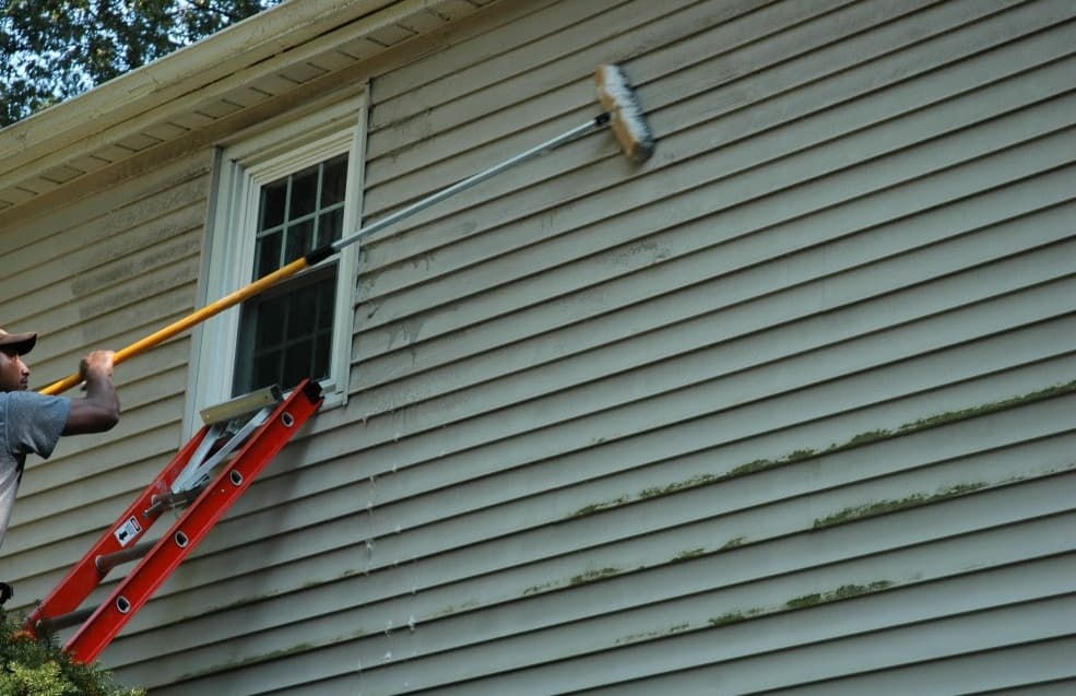 Siding cleaning service